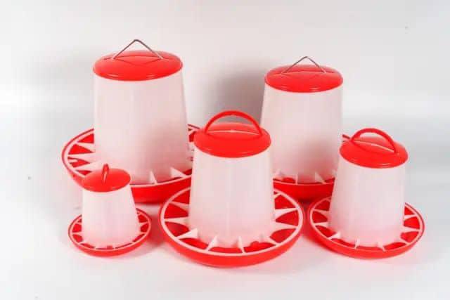 Mangeoire à volaille manuelle en plastique blanc (Modèle 2)